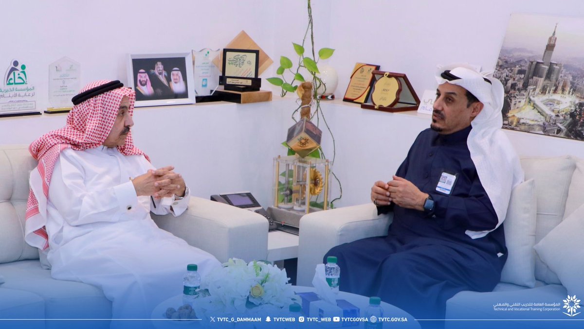 tvtc_g_dammam's tweet photo. استقبل سعادة عميد الكلية التقنية بالدمام 
 المدير العام لمجمع السيف الطبي الدكتور سعود بن صالح السيف والوفد المرافق له وذلك لبحث أوجه التعاون المشتركه بين الطرفين .

#تقني_الشرقية https://t.co/oGpIPj6ZY0