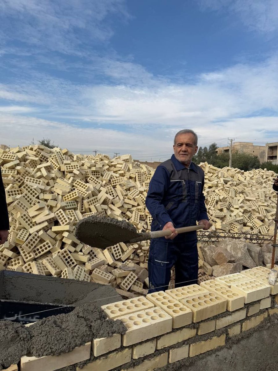 در دولت هم این کار موافق و مخالف داشت، اما آقای #پزشکیان تصمیم خود را گرفته بود.
به نظرم باید گذاشت او خودش باشد، با شیوه‌ها خودش. او می‌خواهد مدیران اتوکشیده را تکان دهد و با کاپشن‌پوشی و بیل در دست گرفتن و...سنت رایج مدیریتی را برهم‌زند.
آیا می‌تواند؟  منتظر بمانیم شاید بتواند.