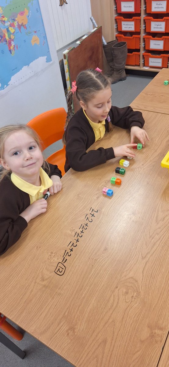 EastfieldPSHull's tweet image. #2CS enjoyed making equal groups in our practical Maths lesson yesterday! #epsmaths