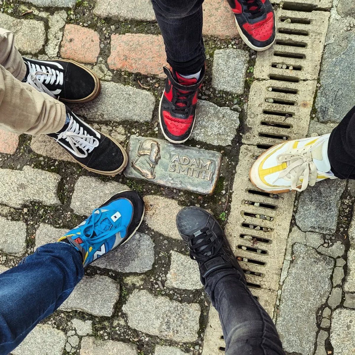 "Took the feral kids out to the big city today! I downloaded a treasure hunt from @treasuretrailsuk and it took us all over the old town to some places I didn't even know existed!"

📸@six_in_a_wee_red_van