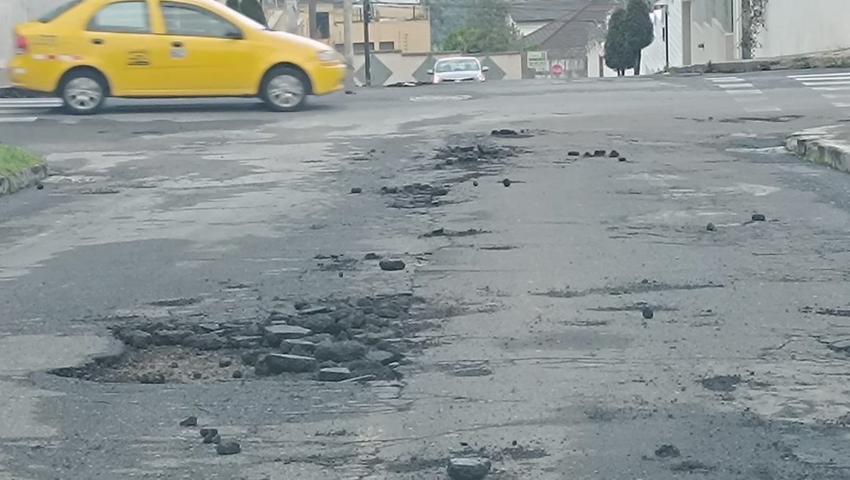 juankrivera1's tweet photo. Calle Rodrigo de Villalobos en el sector de Ponceano Alto, asfaltado hace pocos meses, ayer quedó destruida con la lluvia. @teleamazonasec @ObrasQuito @elnoticierotc @tctelevision @pabelml @GamaNoticiasEc @GamavisionEcu @RTSEcuador @EcuavisaInforma @ObrasPublicasEc #ponceanoalto https://t.co/w0BxcKhos7