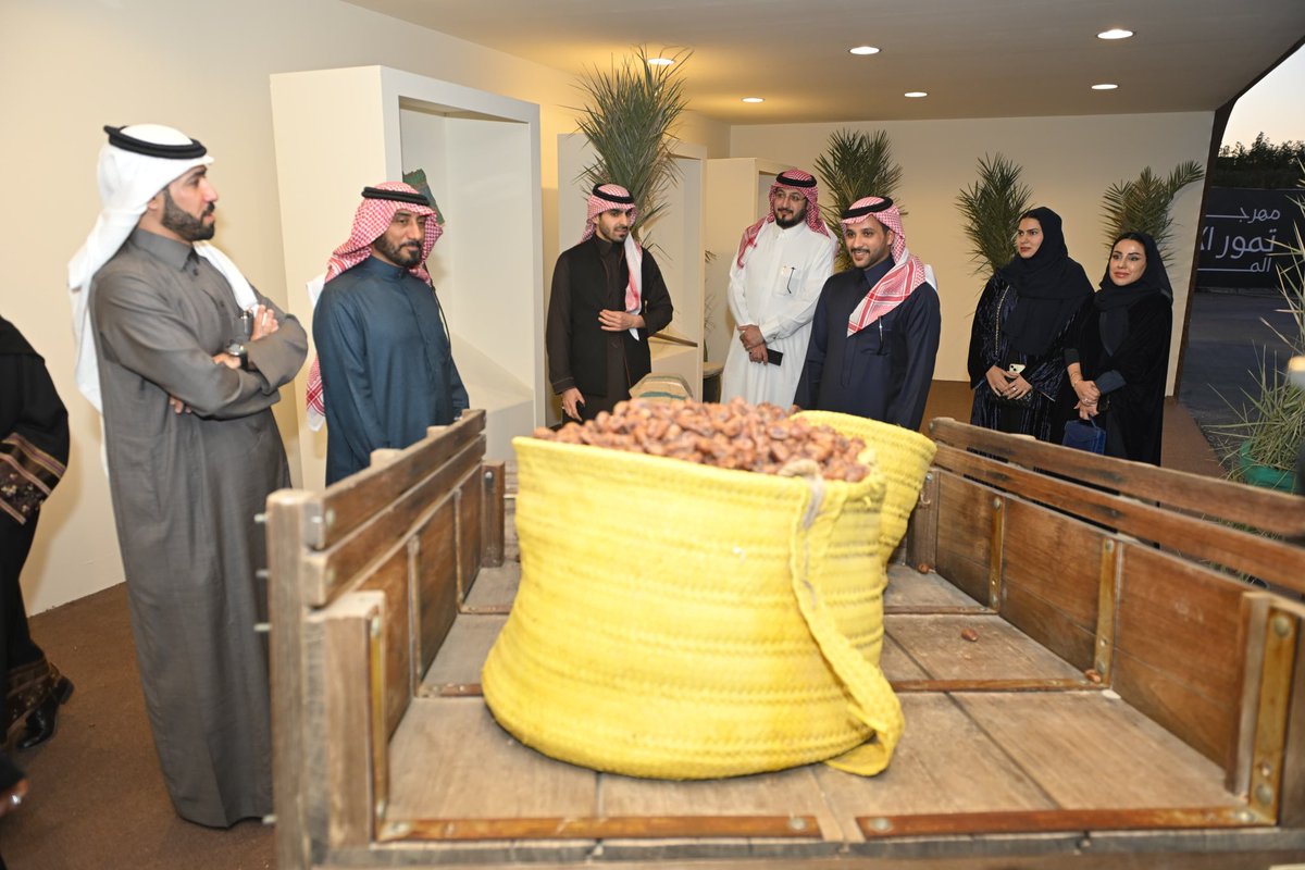 Sharqiaah's tweet photo. "اللجنة التجارية بـ #غرفة_الشرقية تزور مهرجان التمور المصنعة في الأحساء، وتستعرض أحدث التطورات والابتكارات في صناعة وتصنيع التمور، وتعزز الفرص الاستثمارية في هذا القطاع." https://t.co/lSpeVe9805