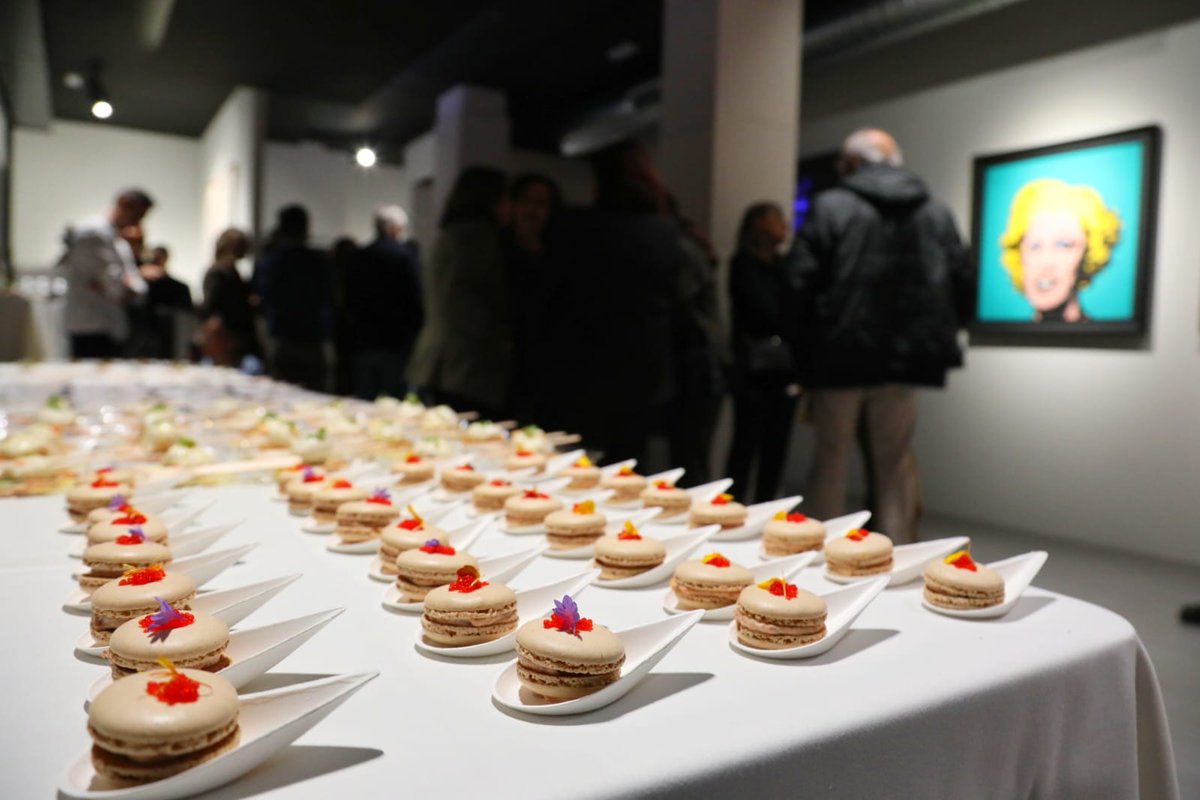 NoeliaArroyoHer's tweet photo. #Cartagena se saborea en #FITUR2025. El ‘Condumio cartagenero’ ha seducido con tapas gourmet y vinos del Mar Menor.

Un evento celebrado en la sala @la_chrome, del cartagenero @andres_fdz, en el que los chefs Adrián Ros, Gelson León y el gastrónomo Néstor Giuliodoro han puesto la nota de sabor. 

Hemos compartido la noche con invitados de lujo como Imanol Arias, Eugenio Galón, @ActuacionesMarV, @laurapinerog, María José Zamora, y @NoeliaI57190480, entre otros.

🔗 https://t.co/2OIeBEh9zf