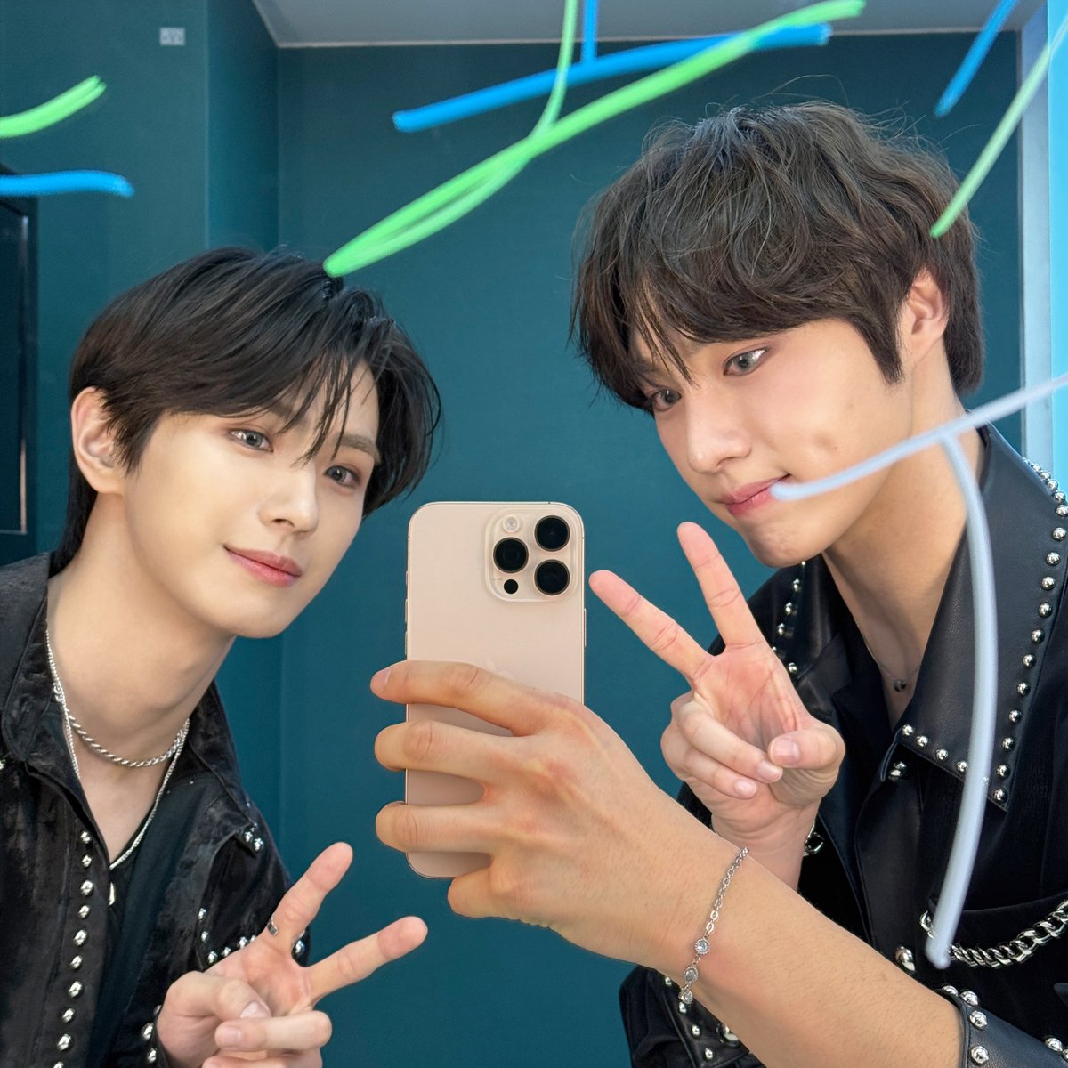 Captured: CIX in the Relay Dance waiting room.

#릴레이댄스 #RelayDance
#CIX #THUNDER #씨아이엑스 <a href="/CIX_Official/">CIX_Official</a> 
#iPhone16Pro