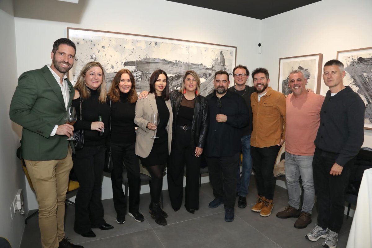 NoeliaArroyoHer's tweet photo. #Cartagena se saborea en #FITUR2025. El ‘Condumio cartagenero’ ha seducido con tapas gourmet y vinos del Mar Menor.

Un evento celebrado en la sala @la_chrome, del cartagenero @andres_fdz, en el que los chefs Adrián Ros, Gelson León y el gastrónomo Néstor Giuliodoro han puesto la nota de sabor. 

Hemos compartido la noche con invitados de lujo como Imanol Arias, Eugenio Galón, @ActuacionesMarV, @laurapinerog, María José Zamora, y @NoeliaI57190480, entre otros.

🔗 https://t.co/2OIeBEh9zf