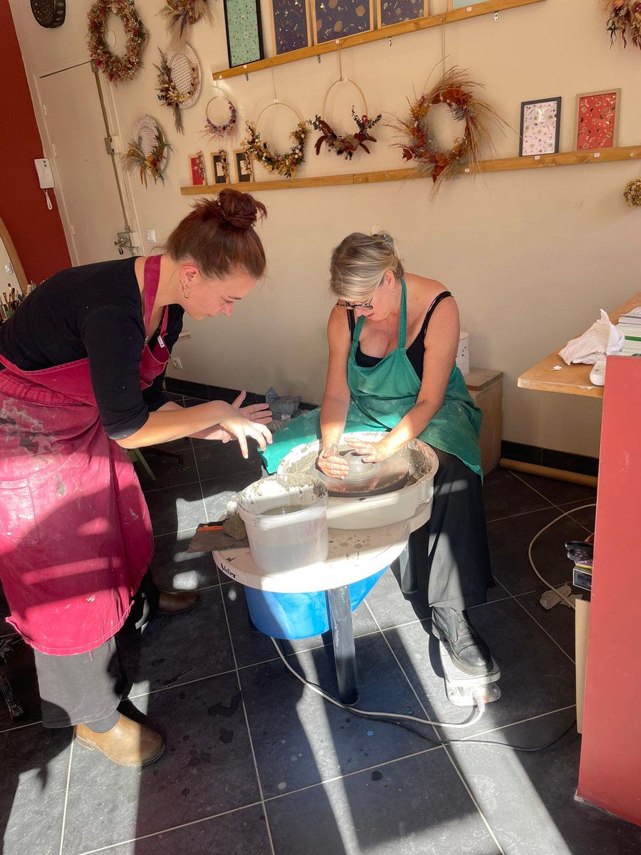 magautbrain's tweet photo. Et puis le quotidien, entre fleurs, cours et recherches, ponctué de ventes exceptionnelles en ligne pour toutes celles et ceux qui ne peuvent pas venir me rendre visite à l'atelier, au 2 rue des Guilands à Montreuil. https://t.co/xlccTLny82