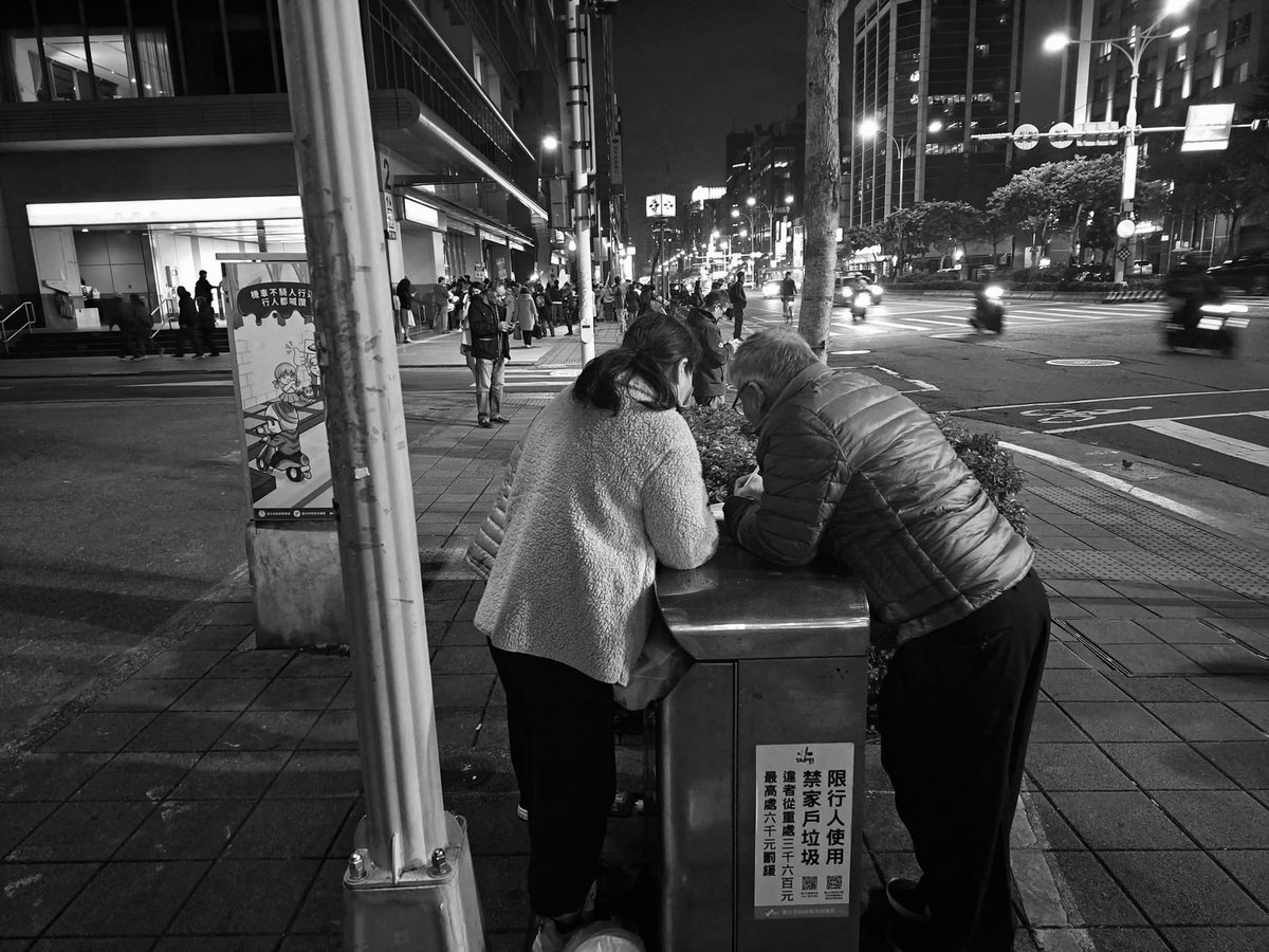 hsgxxxxx's tweet photo. 這是台北人罷免王鴻薇的一角。 

天氣冷，但人潮多，公民準備的桌椅有限，有人拿了罷免書就去旁邊的垃圾桶上填寫⋯⋯小心翼翼，避免變成無效的罷免書！

#罷免  展現台灣人要的國家方向！ https://t.co/vgp0faBeCO