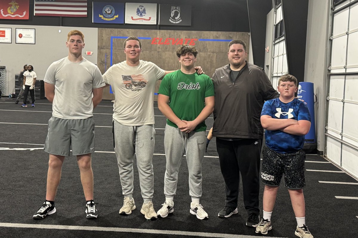 LinemanUnivers1's tweet photo. Big men got to work tonight at #LineU with Coach @BIGLOGE66
Offensive Line - TRENCH WORK https://t.co/RRYkQHFn9j
