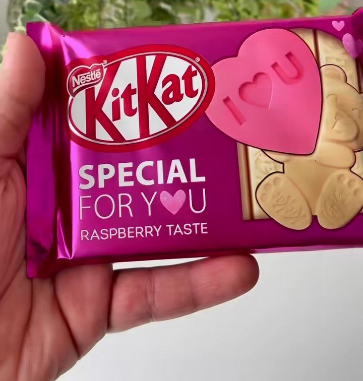 Just letting you all know that KitKat has launched valentine's edition ,you all can gift me that too🎀😭