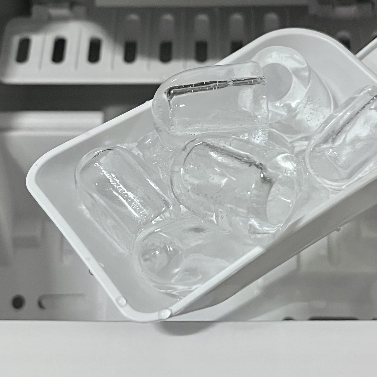 9febme's tweet image. ยกให้เครื่องทำน้ำแข็งตัวนี้เป็นไอเท็มที่ควรมีติดบ้านมาก มีแล้วใช้ชีวิตขึ้นง่ายกว่าเดิมแบบ200% แค่ใส่น้ำแล้วรอ8นาทีก็ได้น้ำแข็งพร้อมกินเลย เลือกได้2ขนาดทั้งแบบใหญ่และแบบเล็ก ตอบโจทย์สำหรับคนขี้เกียแบบชั้นมาก555555 #SCEplus #Topvalue