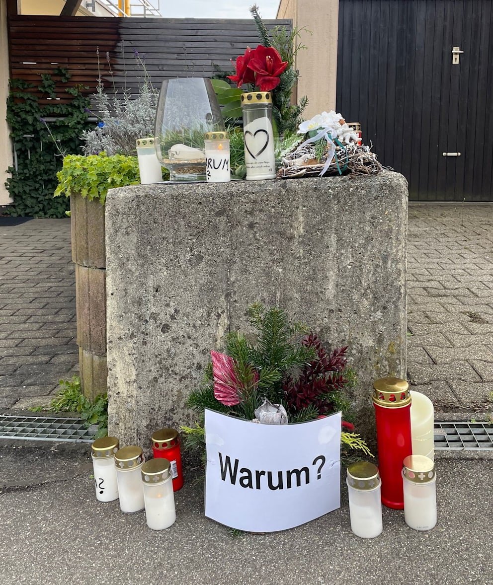 jannibal_'s tweet photo. Erinnert sich jemand an den 15. November 2024? Hochdorf, Kreis Esslingen, 5.000 Einwohner. Ein 56 Jahre alter Mann, der mit seiner Partnerin am Ortsrand lebt, verlässt sein Haus für einen Spaziergang. Bei der Runde wird er aus dem Nichts angegriffen – und getötet. Die Staatsanwaltschaft wird später zum Schluss kommen, dass der Angreifer »mit absolutem Vernichtungswillen« vorging und dem Opfer zweimal ins Herz und einmal in die Nieren stach, ohne dass sich die beiden Männer kannten. Der Täter: ein 24-jähriger Afghane, 2022 nach Deutschland gekommen, Asylantrag nicht entschieden, polizei- und stadtbekannt, weil er im Asylbewerberheim Schwierigkeiten machte.

Hochdorf ist nicht Aschaffenburg, erst Recht nicht Mannheim und Solingen. Bis heute kennt niemand den Namen des Toten, es gibt keine Bilder, nur wenige Medien berichteten, von Politikern gab es so gut wie keine Beileidsbekundungen. Erst letzten Monat schrieb mir ein Mann aus dem Dorf ernüchtert: »Im Dorf ist das Geschehen da acta gelegt. Die Polizei sagt nichts mehr dazu.« 

Der Punkt ist: Dass die Empörung nach dem Messerdelikt von Aschaffenburg so groß ausfällt, ist nachvollziehbar, schließlich wurden Kinder angegriffen und getötet. Aber wenn wir ganz ehrlich sind, sollten wir uns eingestehen: Dass vermeintlich psychisch kranke tickende Zeitbomben, die nach Deutschland als Asylbewerber kamen, Menschen (oft mit Messern) angreifen und manchmal töten, passiert ständig. Ständig. Aschaffenburg ist in diesem Sinne auch kein isoliertes Ereignis, sondern steht in einer Kontinuität von Gewaltdelikten durch Migranten, die oft kleinste Orte der Bundesrepublik erschüttern und eine »neue deutsche Realität« geschaffen haben, wie für @niusde_ analysiert habe:
https://t.co/rzLgVOky89