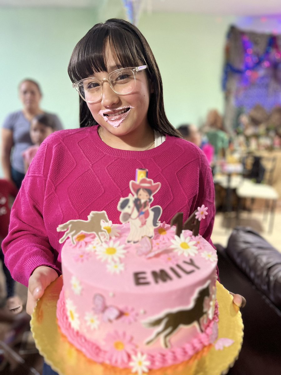 antonio_arredon's tweet photo. Feliz cumpleaños Emily 🎂🍰🎊🎉🎁🛍️🍾🥳 https://t.co/dkMqSyCgPv