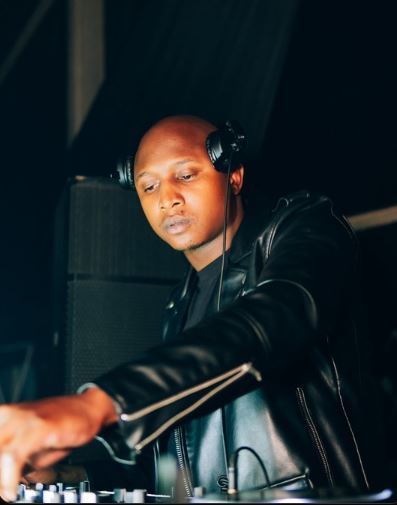CapricornFM's tweet photo. Dont think, just dance with @LeratoPhetla_ as he brings the HEAT to Limpopo's Hottest Frequency on the #GrooveMix, exclusive to the #CapricornGroove. https://t.co/dATmcePbO8