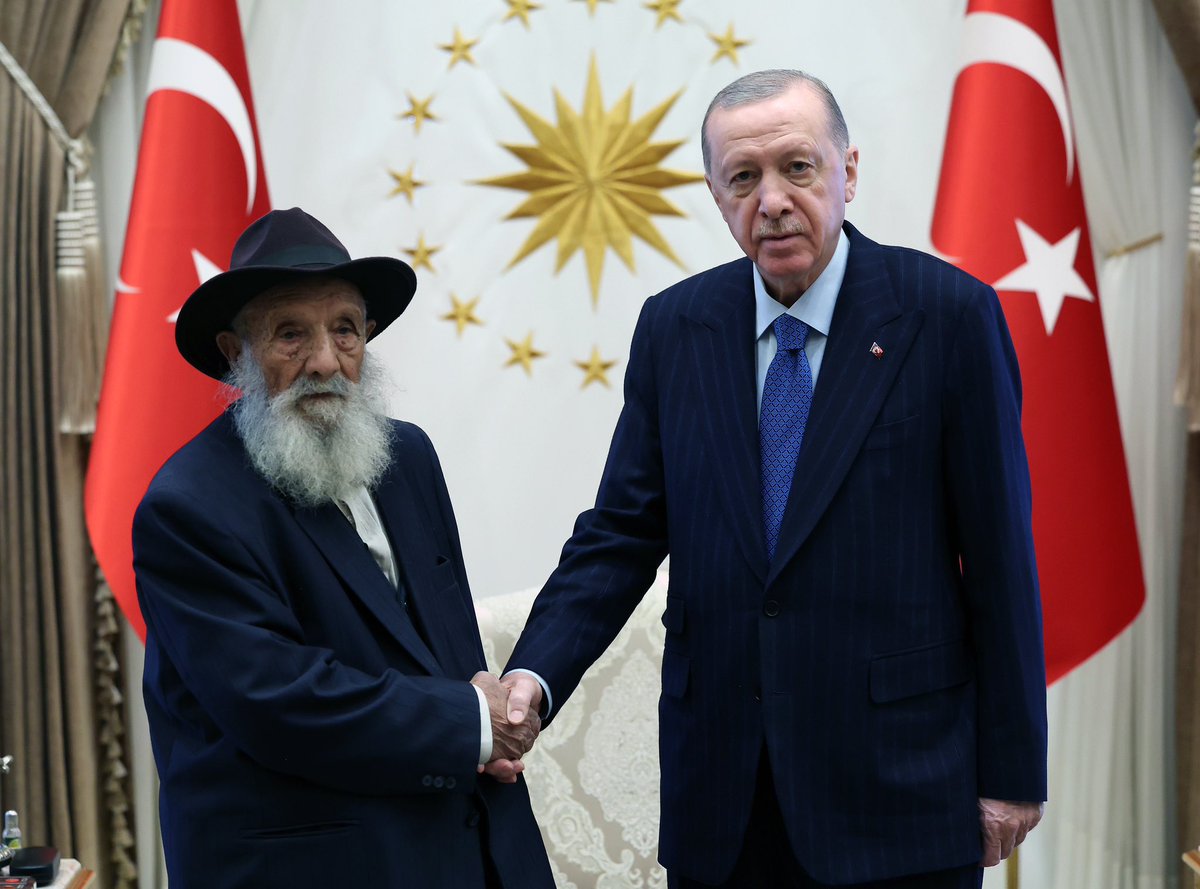 mahajansi's tweet photo. Erzincan'da yaşayan 96 yaşındaki Alevi dedesi Ahmet Uğurlu, Başkan Erdoğan ile Cumhurbaşkanlığı Külliyesi'nde görüştü 

Ahmet Uğurlu, şehirde saygı gören bir kanaat önderi olarak biliniyor.  Ahmet Uğurlu aynı zamanda Karaca Ahmet’in torunu 

Ahmet Uğurlu görüşmeyi şöyle anlattı:

"Sayın Cumhurbaşkanımız çok güzel karşıladı ve hürmetli davrandı. Ben kendisine 'Sayın Cumhurbaşkanım, sizi gördüğüme bin şükürler olsun. Siz, Alevi-Bektaşi kurumu (Alevi-Bektaşi Kültür ve Cemevi Başkanlığı) kurdunuz. Bu kurum çok güzel çalışmalar yapıyor.' dedim."
Uğurlu, "Sayın Cumhurbaşkanımız oldukça olgun, oldukça bilgin, oldukça saygın ve beni gülerek karşıladı." dedi.
Alevi dedesi yetişmesi için bir kursun bulunmadığını söylediğini belirten Uğurlu, ayrıca her cemevine dede ve zakir atanması yönünde taleplerini ilettiğini söyledi.

Hiçbir ücret almadan yıllardır zakirlik ve dedelik yaptığını dile getiren Uğurlu, Alevi dedelerine maaş bağlanmasını talep etti.

Alevi dedelerine Kur'an-ı Kerim'i öğretecek hocaların tayin edilmesi gerektiğini anlatan Uğurlu, "Kur'an-ı bilmeyen bir insanın dedelik yapma imkanı olmaz. Temelden haberi olmayan insan İslam'ı özendiremez, sevdiremez." diye konuştu.