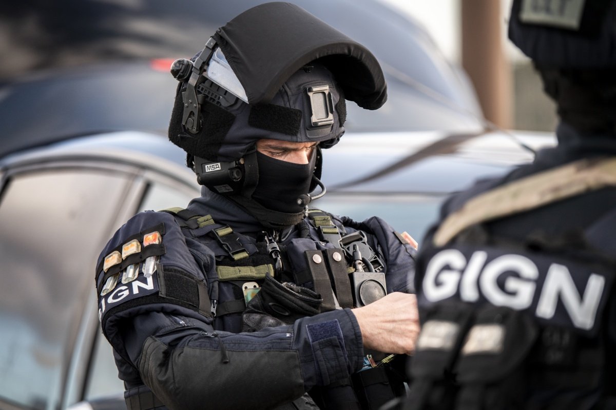 Bravo le GIGN

On a des forces de police exceptionnelles en France, il faudrait juste beaucoup plus de sévérité pour les criminiels

"Une première opération, menée par le GIGN et qualifiée de particulièrement musclée, a permis mercredi en fin de journée de retrouver David Balland