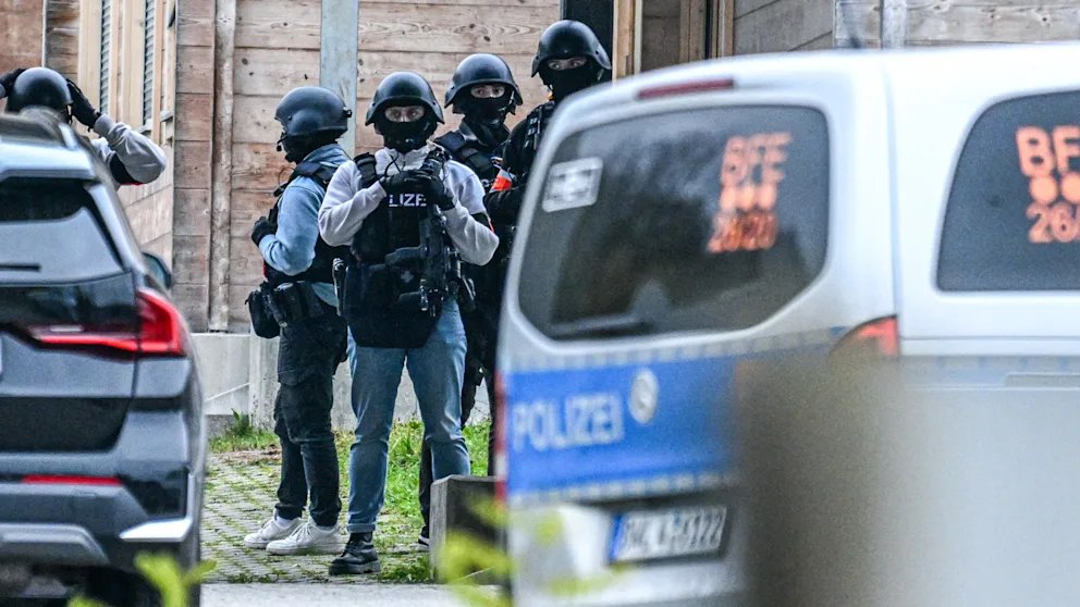 Erinnert sich jemand an den 15. November 2024? Hochdorf, Kreis Esslingen, 5.000 Einwohner. Ein 56 Jahre alter Mann, der mit seiner Partnerin am Ortsrand lebt, verlässt sein Haus für einen Spaziergang. Bei der Runde wird er aus dem Nichts angegriffen – und getötet. Die