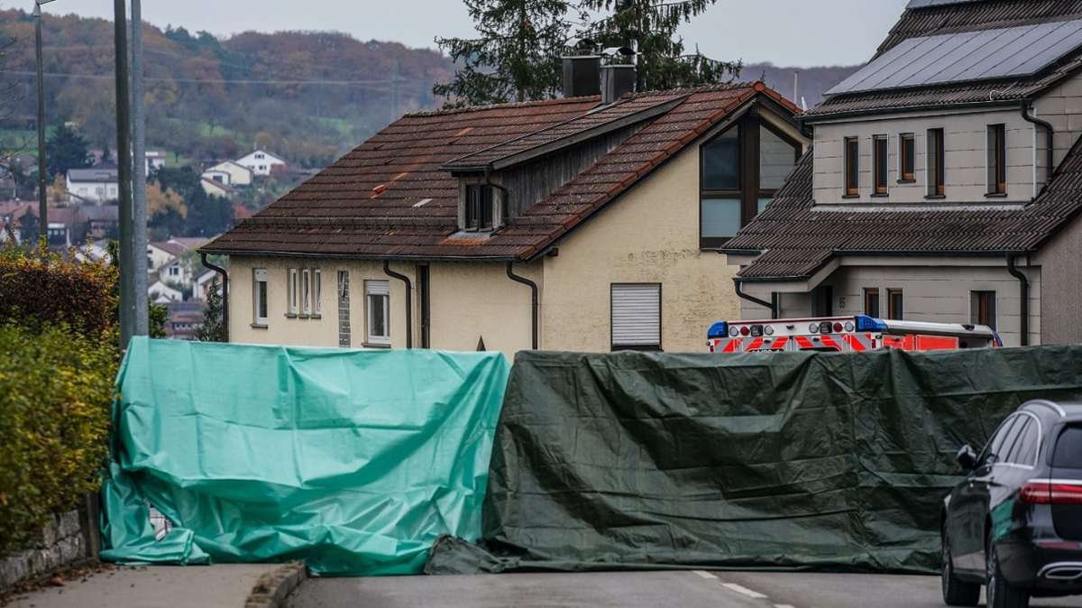 jannibal_'s tweet photo. Erinnert sich jemand an den 15. November 2024? Hochdorf, Kreis Esslingen, 5.000 Einwohner. Ein 56 Jahre alter Mann, der mit seiner Partnerin am Ortsrand lebt, verlässt sein Haus für einen Spaziergang. Bei der Runde wird er aus dem Nichts angegriffen – und getötet. Die Staatsanwaltschaft wird später zum Schluss kommen, dass der Angreifer »mit absolutem Vernichtungswillen« vorging und dem Opfer zweimal ins Herz und einmal in die Nieren stach, ohne dass sich die beiden Männer kannten. Der Täter: ein 24-jähriger Afghane, 2022 nach Deutschland gekommen, Asylantrag nicht entschieden, polizei- und stadtbekannt, weil er im Asylbewerberheim Schwierigkeiten machte.

Hochdorf ist nicht Aschaffenburg, erst Recht nicht Mannheim und Solingen. Bis heute kennt niemand den Namen des Toten, es gibt keine Bilder, nur wenige Medien berichteten, von Politikern gab es so gut wie keine Beileidsbekundungen. Erst letzten Monat schrieb mir ein Mann aus dem Dorf ernüchtert: »Im Dorf ist das Geschehen da acta gelegt. Die Polizei sagt nichts mehr dazu.« 

Der Punkt ist: Dass die Empörung nach dem Messerdelikt von Aschaffenburg so groß ausfällt, ist nachvollziehbar, schließlich wurden Kinder angegriffen und getötet. Aber wenn wir ganz ehrlich sind, sollten wir uns eingestehen: Dass vermeintlich psychisch kranke tickende Zeitbomben, die nach Deutschland als Asylbewerber kamen, Menschen (oft mit Messern) angreifen und manchmal töten, passiert ständig. Ständig. Aschaffenburg ist in diesem Sinne auch kein isoliertes Ereignis, sondern steht in einer Kontinuität von Gewaltdelikten durch Migranten, die oft kleinste Orte der Bundesrepublik erschüttern und eine »neue deutsche Realität« geschaffen haben, wie für @niusde_ analysiert habe:
https://t.co/rzLgVOky89
