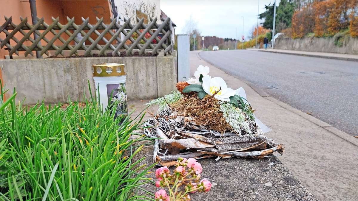 jannibal_'s tweet photo. Erinnert sich jemand an den 15. November 2024? Hochdorf, Kreis Esslingen, 5.000 Einwohner. Ein 56 Jahre alter Mann, der mit seiner Partnerin am Ortsrand lebt, verlässt sein Haus für einen Spaziergang. Bei der Runde wird er aus dem Nichts angegriffen – und getötet. Die Staatsanwaltschaft wird später zum Schluss kommen, dass der Angreifer »mit absolutem Vernichtungswillen« vorging und dem Opfer zweimal ins Herz und einmal in die Nieren stach, ohne dass sich die beiden Männer kannten. Der Täter: ein 24-jähriger Afghane, 2022 nach Deutschland gekommen, Asylantrag nicht entschieden, polizei- und stadtbekannt, weil er im Asylbewerberheim Schwierigkeiten machte.

Hochdorf ist nicht Aschaffenburg, erst Recht nicht Mannheim und Solingen. Bis heute kennt niemand den Namen des Toten, es gibt keine Bilder, nur wenige Medien berichteten, von Politikern gab es so gut wie keine Beileidsbekundungen. Erst letzten Monat schrieb mir ein Mann aus dem Dorf ernüchtert: »Im Dorf ist das Geschehen da acta gelegt. Die Polizei sagt nichts mehr dazu.« 

Der Punkt ist: Dass die Empörung nach dem Messerdelikt von Aschaffenburg so groß ausfällt, ist nachvollziehbar, schließlich wurden Kinder angegriffen und getötet. Aber wenn wir ganz ehrlich sind, sollten wir uns eingestehen: Dass vermeintlich psychisch kranke tickende Zeitbomben, die nach Deutschland als Asylbewerber kamen, Menschen (oft mit Messern) angreifen und manchmal töten, passiert ständig. Ständig. Aschaffenburg ist in diesem Sinne auch kein isoliertes Ereignis, sondern steht in einer Kontinuität von Gewaltdelikten durch Migranten, die oft kleinste Orte der Bundesrepublik erschüttern und eine »neue deutsche Realität« geschaffen haben, wie für @niusde_ analysiert habe:
https://t.co/rzLgVOky89
