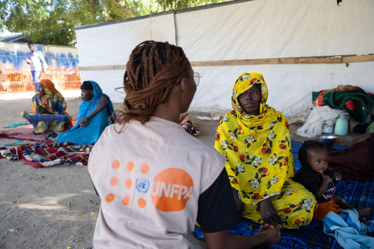 UNFPA WCARO (@unfpa_wcaro) on Twitter photo UNFPA supports women & girls fleeing the #Sudan conflict in Chad. Our psychologist, Elodie Nepitimbaye, is providing vital mental health care at the Adre refugee camp.
Together, we can help these women rebuild their lives. #HumanitarianAid #WomensHealth #Chad <a href="/UNFPATCHAD/">UNFPA Tchad</a> UNFPA supports women & girls fleeing the #Sudan conflict in Chad. Our psychologist, Elodie Nepitimbaye, is providing vital mental health care at the Adre refugee camp.
Together, we can help these women rebuild their lives. #HumanitarianAid #WomensHealth #Chad <a href="/UNFPATCHAD/">UNFPA Tchad</a>