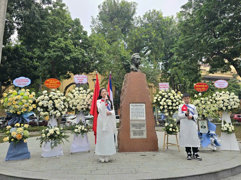 RPolancoF's tweet image. Conmemoramos aniversario 172 del natalicio de nuestro Héroe Nacional José Martí en parque jardín Tao Dan, en distrito Hoan Kiem de Hanoi.

Recibimos emotivas muestras de solidaridad con #Cuba por amigos vietnamitas de varias organizaciones y entidades.

prensa-latina.cu/2025/01/23/par…