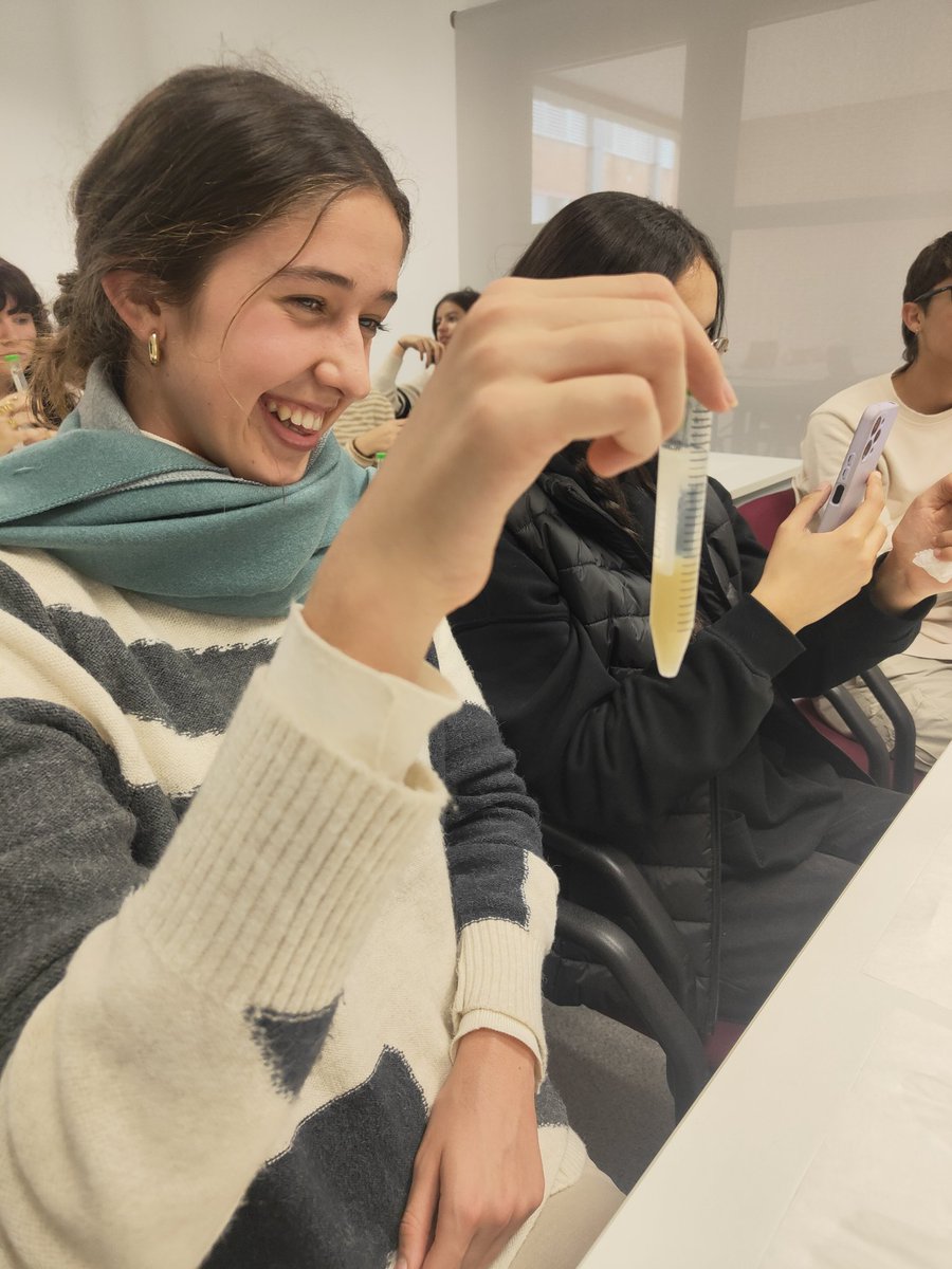 InvestigaUS's tweet image. Mañana de visita y talleres en #CITIUS Celestino Mutis con el alumnado del IES Los Álamos 👩🏽🔬🧪
citius.us.es/web/divulgacio…
#DivulgaUS @unisevilla