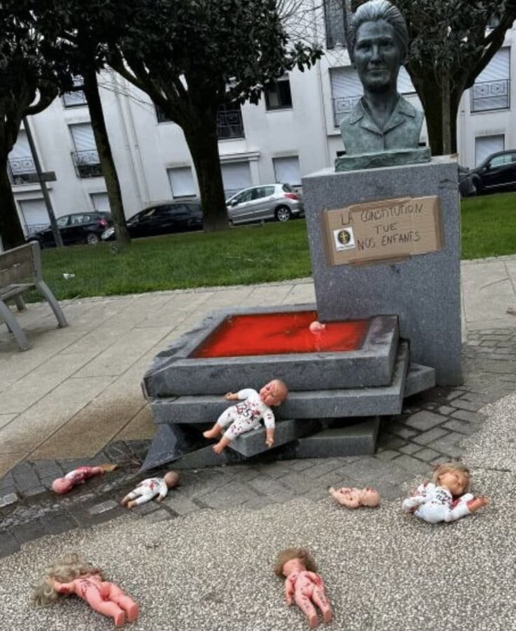 Voici ce que les militants de l'Action française, où a été formée Alice Cordier de Nemesis, ont fait en mars 2024 à la statue de Simone Veil à La Roche-Sur-Yon, en Vendée, terre d'élection Bruno Retailleau.

Qu'en dit le ministre de l'Intérieur Bruno Retailleau?