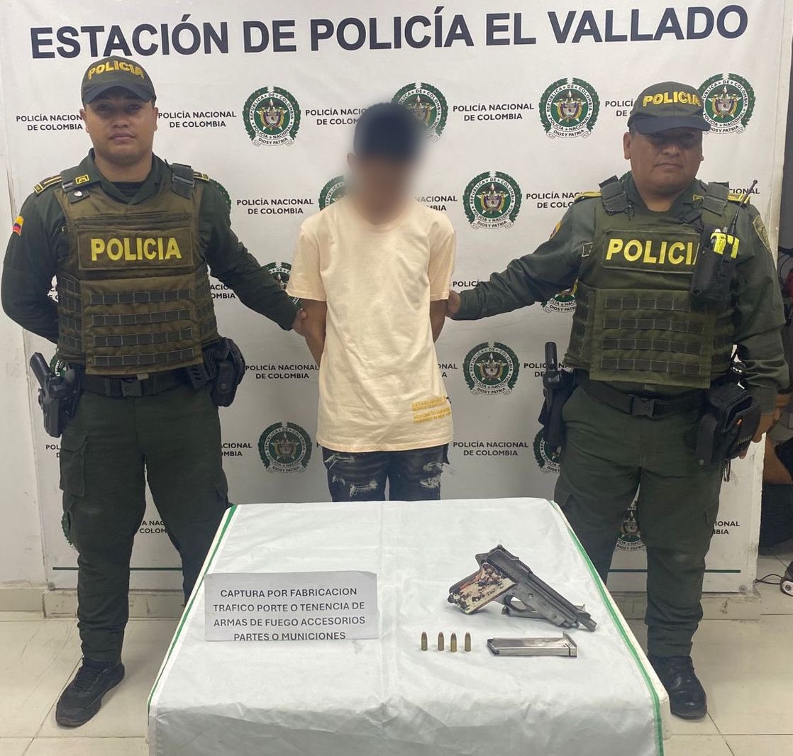 PoliciaCali's tweet photo. 🚨#Atención| Uniformados incrementan controles en #CaliCo para prevenir el homicidio. 

En los barrios #PobladoCampestre, #AlfonsoLópez, #Municipal y #Vallado capturaron 4️⃣ hombres por el delito de porte y tráfico de armas de fuego. #SiemprePresentes https://t.co/NgUf4SMUcB