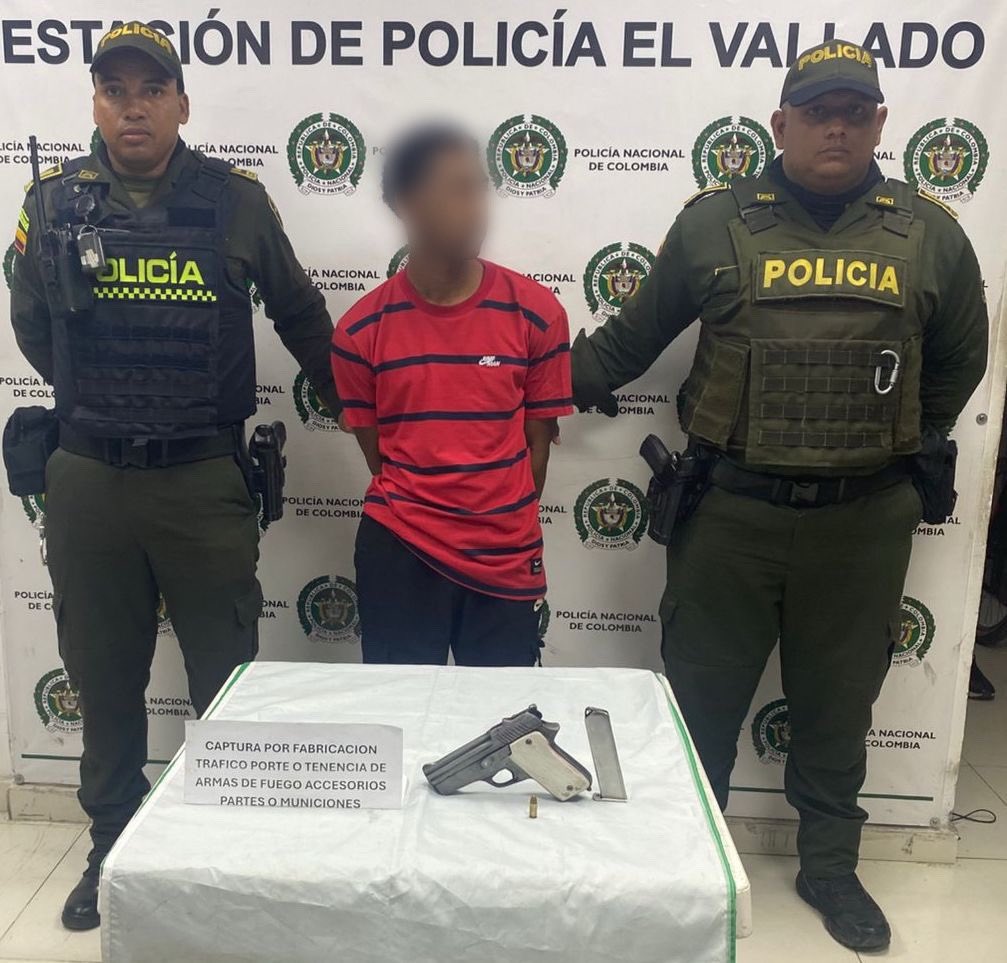 PoliciaCali's tweet photo. 🚨#Atención| Uniformados incrementan controles en #CaliCo para prevenir el homicidio. 

En los barrios #PobladoCampestre, #AlfonsoLópez, #Municipal y #Vallado capturaron 4️⃣ hombres por el delito de porte y tráfico de armas de fuego. #SiemprePresentes https://t.co/NgUf4SMUcB