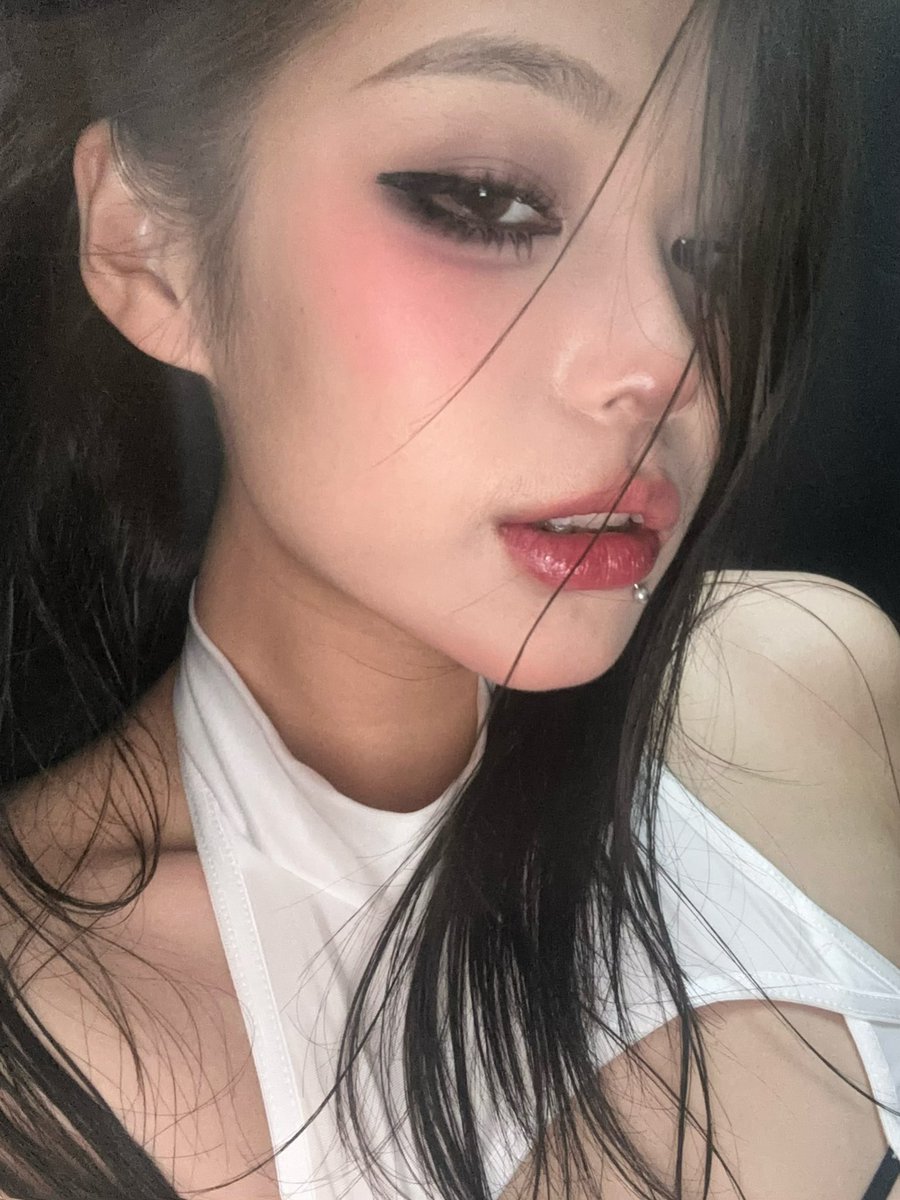 男的不喜欢我 女的更是踹我两脚
对了 踹我的时候能穿红底高跟鞋吗 https://t.co/SV18l2blXe