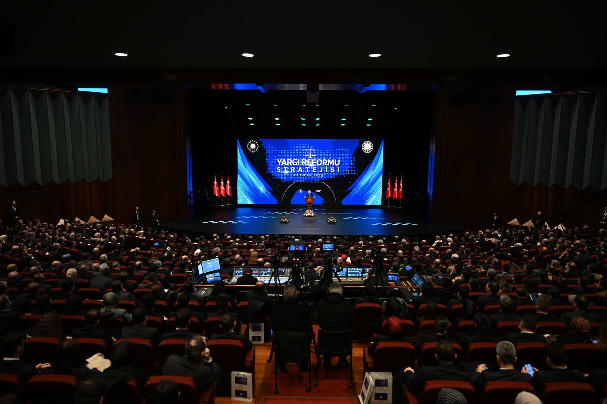 RTErdogan's tweet photo. 2025-2029 dönemini kapsayan 4’üncü Yargı Reformu Strateji Belgesi’nin ülkemiz, milletimiz ve adalet teşkilatımız için hayırlara vesile olmasını temenni ediyorum.

Fikir, görüş, öneri ve eleştirileriyle belgenin hazırlanmasına katkıda bulunan herkese teşekkür ediyorum.            

5 amaç, 4 hedef ve 264 faaliyetin yer aldığı 4’üncü Strateji Belgemizle:

Yargı bağımsızlığı ve tarafsızlığını daha da güçlendirmeyi…

Vatandaşlarımızın hukuki güvenliğini daha da kuvvetlendirmeyi...

Yargılamaların zamanında ve makul sürede tamamlanmasını...

Çözüm merkezli ve öngörülebilir bir adalet sistemi oluşturmayı…

Yargılama usullerini sadeleştirerek verimliliği artırmayı…

Yargıya ilişkin güven ve memnuniyeti daha da yükseltmeyi...

Onarıcı ve telafi edici adalet uygulamalarını yaygınlaştırmayı...

Ceza adaleti sisteminin etkinlik ve caydırıcılığını tahkim etmeyi...

Ve adalet hizmetleri ile adli bilimlerde dijital dönüşümü hızlandırmayı hedefliyoruz.

Hukukun üstünlüğünü esas alan, gecikmeyen ve öngörülebilir bir adalet sistemi vizyonu ile hazırladığımız yeni strateji belgesi ile etkin ve hızlı işleyen bir adalet sistemi inşa edeceğiz.