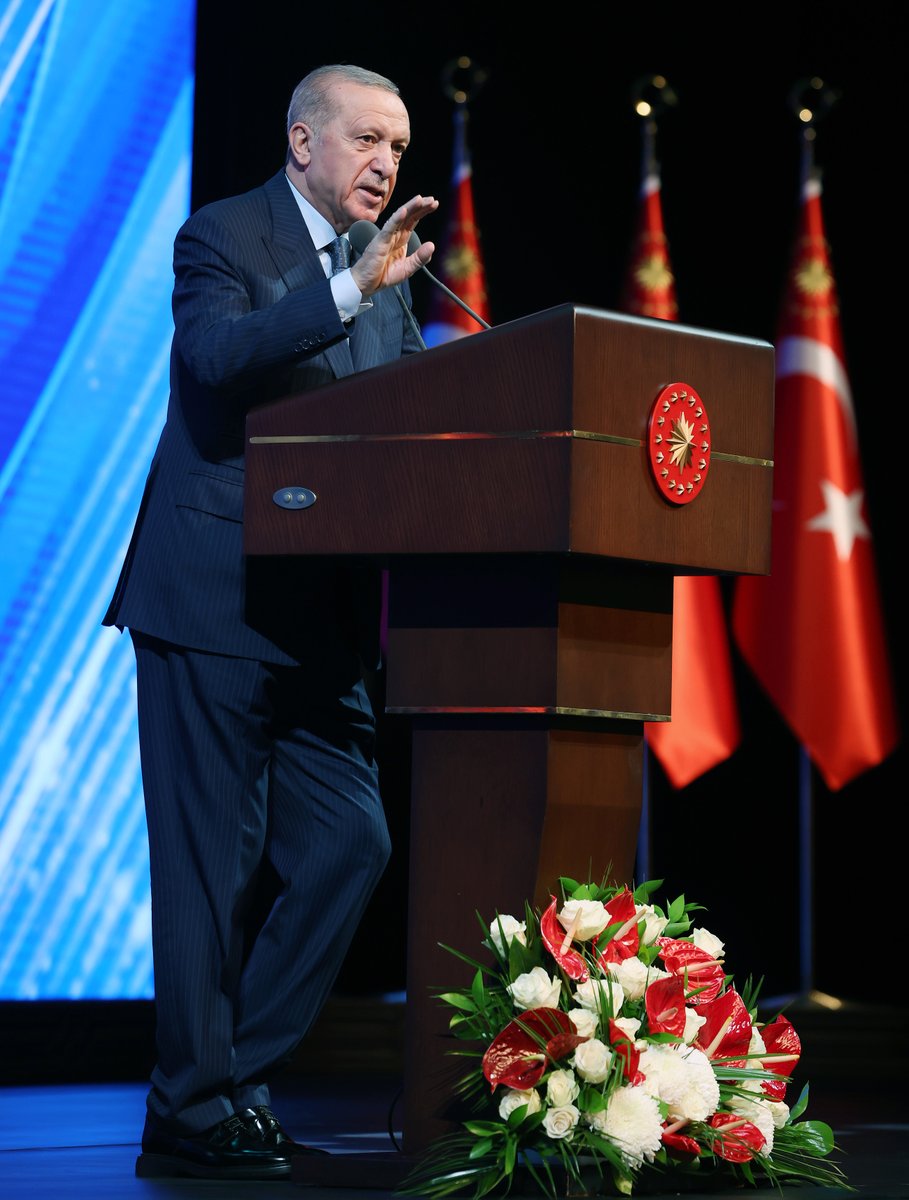 RTErdogan's tweet photo. 2025-2029 dönemini kapsayan 4’üncü Yargı Reformu Strateji Belgesi’nin ülkemiz, milletimiz ve adalet teşkilatımız için hayırlara vesile olmasını temenni ediyorum.

Fikir, görüş, öneri ve eleştirileriyle belgenin hazırlanmasına katkıda bulunan herkese teşekkür ediyorum.            

5 amaç, 4 hedef ve 264 faaliyetin yer aldığı 4’üncü Strateji Belgemizle:

Yargı bağımsızlığı ve tarafsızlığını daha da güçlendirmeyi…

Vatandaşlarımızın hukuki güvenliğini daha da kuvvetlendirmeyi...

Yargılamaların zamanında ve makul sürede tamamlanmasını...

Çözüm merkezli ve öngörülebilir bir adalet sistemi oluşturmayı…

Yargılama usullerini sadeleştirerek verimliliği artırmayı…

Yargıya ilişkin güven ve memnuniyeti daha da yükseltmeyi...

Onarıcı ve telafi edici adalet uygulamalarını yaygınlaştırmayı...

Ceza adaleti sisteminin etkinlik ve caydırıcılığını tahkim etmeyi...

Ve adalet hizmetleri ile adli bilimlerde dijital dönüşümü hızlandırmayı hedefliyoruz.

Hukukun üstünlüğünü esas alan, gecikmeyen ve öngörülebilir bir adalet sistemi vizyonu ile hazırladığımız yeni strateji belgesi ile etkin ve hızlı işleyen bir adalet sistemi inşa edeceğiz.