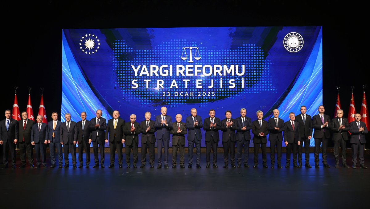 RTErdogan's tweet photo. 2025-2029 dönemini kapsayan 4’üncü Yargı Reformu Strateji Belgesi’nin ülkemiz, milletimiz ve adalet teşkilatımız için hayırlara vesile olmasını temenni ediyorum.

Fikir, görüş, öneri ve eleştirileriyle belgenin hazırlanmasına katkıda bulunan herkese teşekkür ediyorum.            

5 amaç, 4 hedef ve 264 faaliyetin yer aldığı 4’üncü Strateji Belgemizle:

Yargı bağımsızlığı ve tarafsızlığını daha da güçlendirmeyi…

Vatandaşlarımızın hukuki güvenliğini daha da kuvvetlendirmeyi...

Yargılamaların zamanında ve makul sürede tamamlanmasını...

Çözüm merkezli ve öngörülebilir bir adalet sistemi oluşturmayı…

Yargılama usullerini sadeleştirerek verimliliği artırmayı…

Yargıya ilişkin güven ve memnuniyeti daha da yükseltmeyi...

Onarıcı ve telafi edici adalet uygulamalarını yaygınlaştırmayı...

Ceza adaleti sisteminin etkinlik ve caydırıcılığını tahkim etmeyi...

Ve adalet hizmetleri ile adli bilimlerde dijital dönüşümü hızlandırmayı hedefliyoruz.

Hukukun üstünlüğünü esas alan, gecikmeyen ve öngörülebilir bir adalet sistemi vizyonu ile hazırladığımız yeni strateji belgesi ile etkin ve hızlı işleyen bir adalet sistemi inşa edeceğiz.