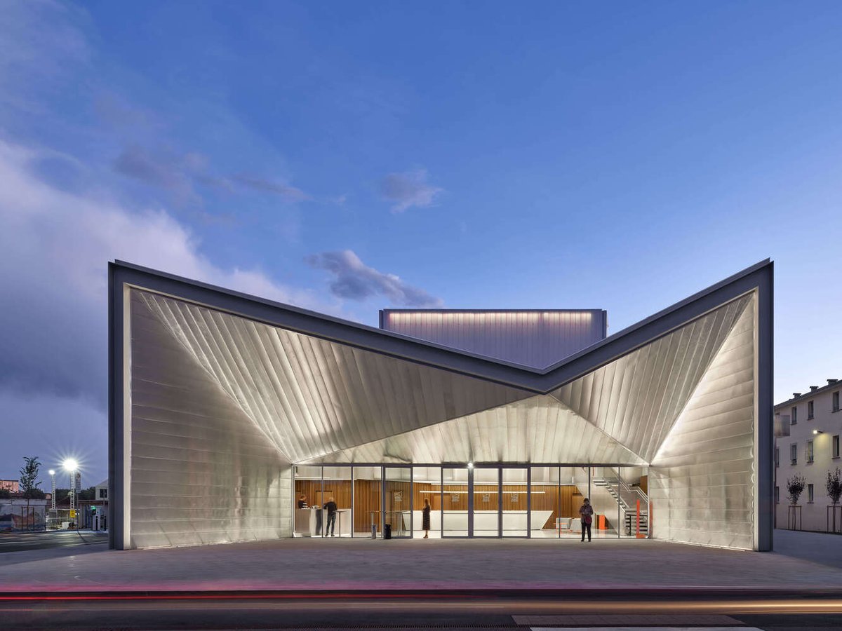 ArchDaily's tweet image. Teatro Bordoni redefines civic #architecture with its rusticated #concrete, aluminum loggias, and glowing translucent #polycarbonate fly tower, integrating cultural and communal spaces while revitalizing the industrial zone with open public areas. ow.ly/tGIy50ULFxG