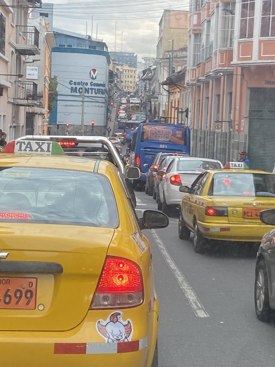 daninga31's tweet photo. @AMT_Quito toda la montufar es un caos toda esta semana terrible 😣 quito no tiene un plan de movilidad !! 12 minutos en dos cuadras es increíble!! @pabelml https://t.co/cDfBn8riJO