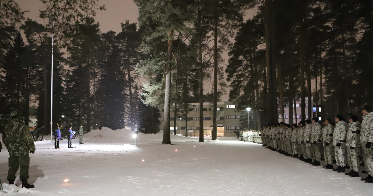 #MAASK:ssa vietettiin eilen ali-, toimi- ja opistoupseerikoulutuksen perinnepäivää eli Vöyrin päivää. Päivä alkoi Perinteiden yö-tapahtumalla, joka on osa aliupseeriston perinnekasvatusta. Lippujunkkarit Roth ja Spoof saapuivat vuosisatain takaa tuoden viestin nykyaliupseereille.