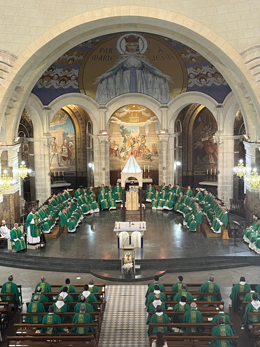 lourdes_france's tweet photo. Cette semaine plus de 150 prêtres venus de France, de Suisse et du Luxembourg participent à la retraite sacerdotale organisée à #Lourdes par la Communauté Saint Martin et prêchée par Mgr David Macaire, évêque de Fort de France. https://t.co/lGNUTG9PAy