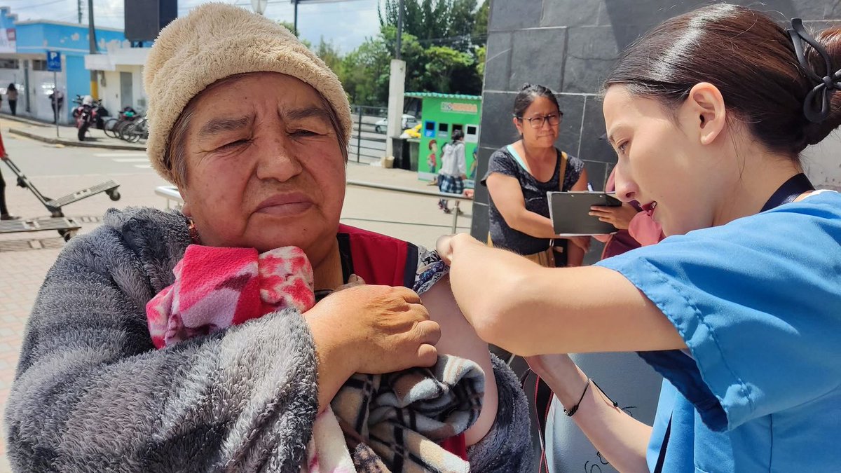 MercadoRiobamba's tweet photo. ¡Juntos cuidamos de ti! 
En el Mercado Mayorista Riobamba, junto al MSP, realizamos una exitosa campaña de vacunación masiva contra la INFLUENZA. 
¡Vacúnate y protégé tu salud! @MuniRiobamba 
#JohnVinuezaAlcalde #AlcaldíaDeLaGente https://t.co/SfCIJHTvyk