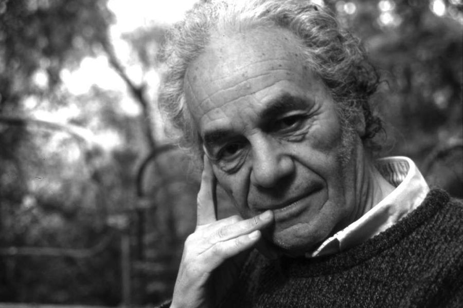 literlandweb1's tweet photo. "Cuando pasen los años y yo sólo sea un hombre que amó, un ser que se detuvo un instante frente a tus labios, un pobre hombre cansado de andar por los jardines, ¿dónde estarás tú?"
En recuerdo de Nicanor Parra, fallecido el 23 de enero de 2018. https://t.co/OK8KHELnMK
