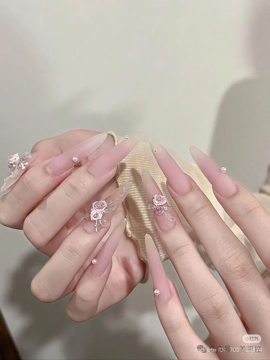 hongmeinu_china's tweet photo. こんなに可愛いのにまだみんなにバレてないはず…！ローズモチーフのネイル🥀♡🎀 https://t.co/aSpRlZcFSl