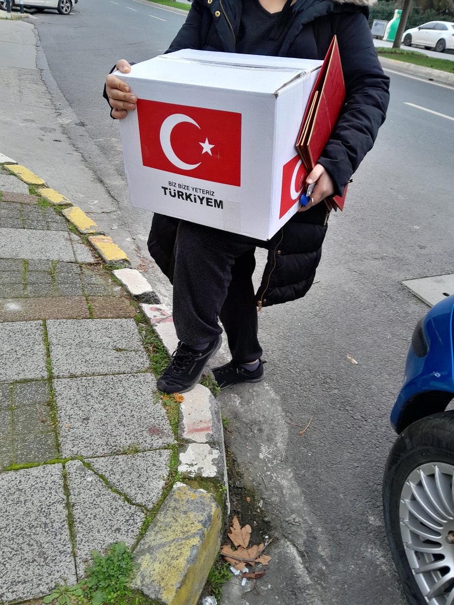 AlpdoganSelma's tweet photo. İlçe başkanımız sayın Ahmet Faruk Kuran bey. Kumanyalarını Atakoy 1.2.5.6 mah. Teşkilatımıza teslim ettik hayırlara vesile olsun inşallah https://t.co/t7iUuFIGro