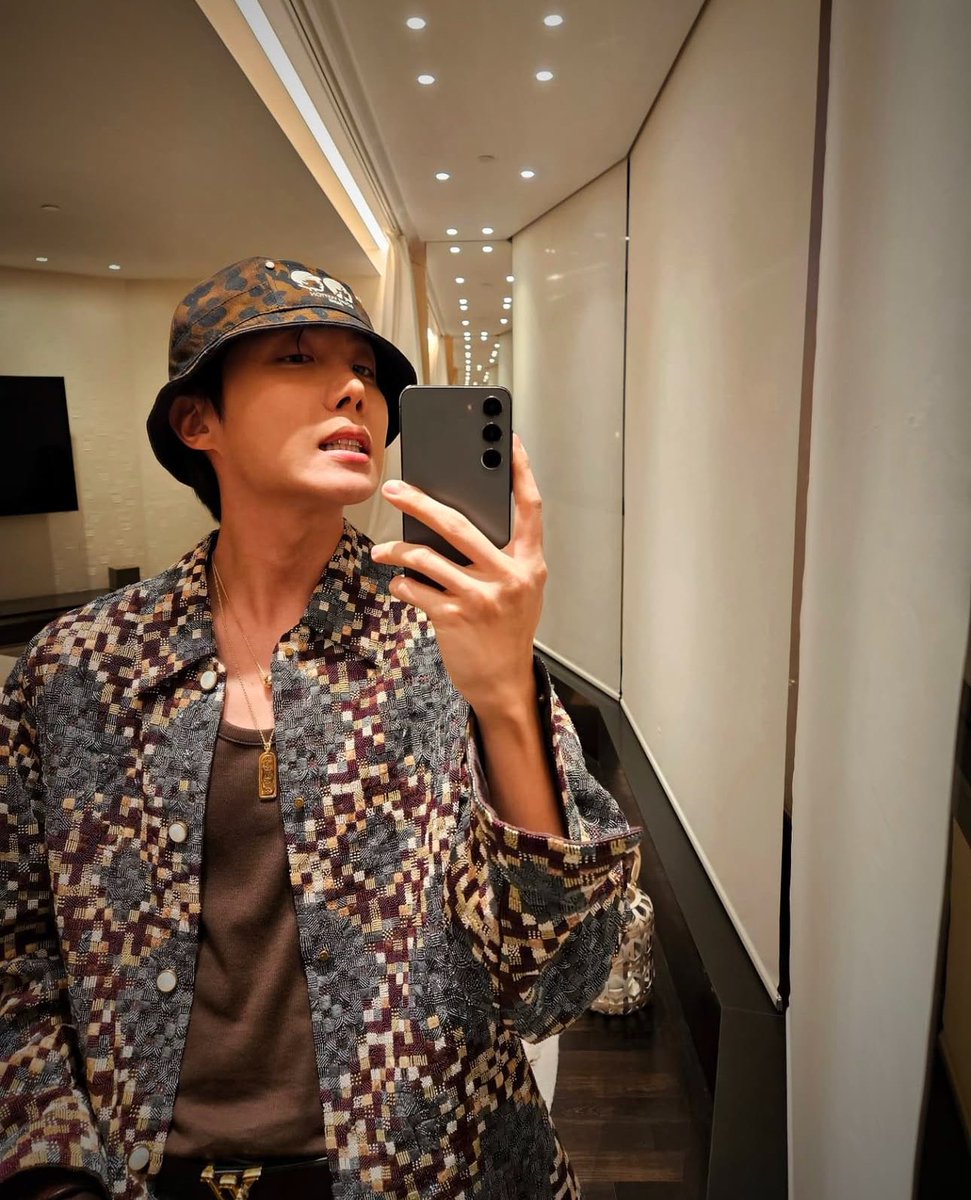 BTS_armyhope's tweet photo. 📸 https://t.co/qt0sKy1XjF