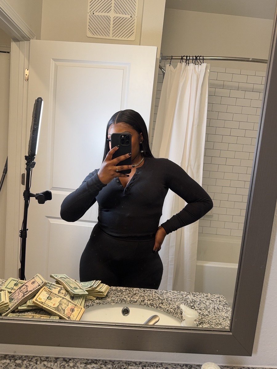 chxblxx's tweet photo. i’m just a fly girl who love money and the color black 🫦 https://t.co/RR1PVS9VZr