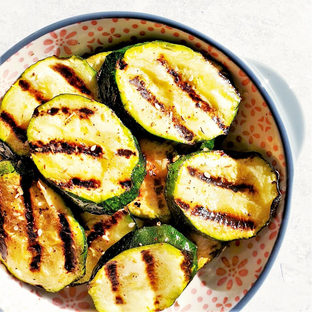 These slightly charred Griddled Courgettes are tasty but simple side! With a touch of garlic and finished with zaatar spice mix, they’re ideal as part of a mezze platter, bbq side or simple salad!

Find the full recipe here >>> feastgloriousfeast.com/griddled-courg…