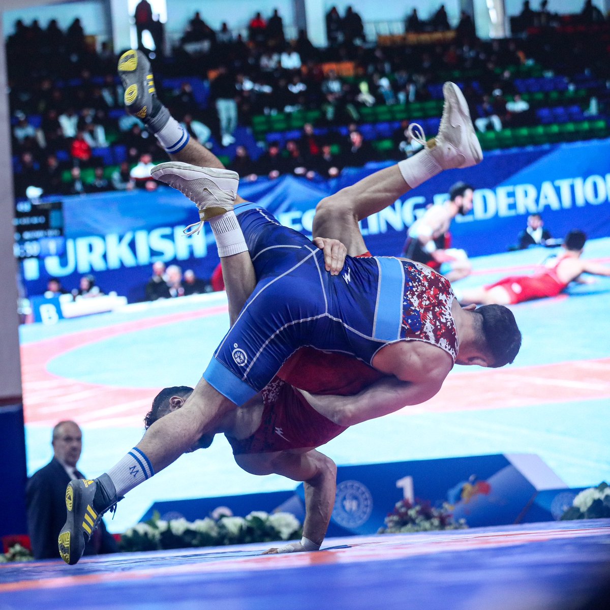 Büyükler Türkiye Güreş Şampiyonası tüm hızıyla devam ederken, Spor Hizmetleri Genel Müdürlüğü Sporcu Yetiştirme Dairesi Başkanı Ali Sosanoğlu ve Olimpik Sporcu Takibi Şube Müdürü Ahmet Goral ziyarette bulundu ve Türkiye Güreş Federasyonu Başkanı Taha Akgül ile birlikte maçları