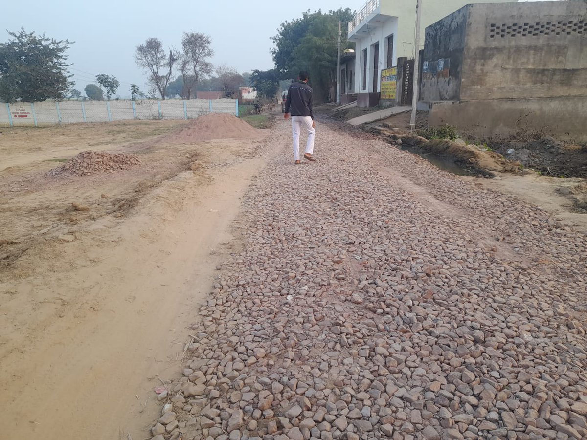 VineetKumarAtt2's tweet photo. सिल्लापट्टिका में बनी सड़क और सड़क पर पड़े रोड़े ये है विकसित भारत नया रूप और आज के उमर उजाला में प्रकाशित खबर आप भी पढ़े और दूसरे को भी पढ़ाए। 

#amarujala #yogi #modi #aligarh #jattari #up #VikshitBharatSankalpYatra #YogiAdityanath https://t.co/TOohXMzUnh