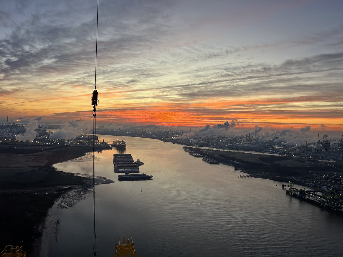 cranedewd's tweet photo. I haven’t posted a #houstonsunrise in a minute. How about this one??  @rodryanshow #houstonshipchannel @HCTRA https://t.co/MgyS5PLL0u