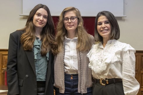 🎉 ¡Gran éxito para el Área Sanitaria V! 🎉

Nuestros MIR y profesionales han sido reconocidos en el I Certamen de Casos Clínicos del Colegio de Médicos de Asturias. 🏆

Primer Premio 🥇:

📄 “Lágrimas de sangre”

👩‍⚕️ Dra. Cristina Menéndez Suárez

Residente de 1.º año, Medicina