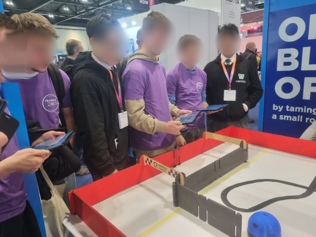Ambition21_FSE's tweet photo. Les élèves Ambassadeurs du #numérique de l'@acnancymetz participent à un atelier #robotique et #IA avant d'interviewer le chef d'entreprise #learningrobots au #BETT2025.
#robots
#Ambition21
#programmation https://t.co/1EfyIEmn6t