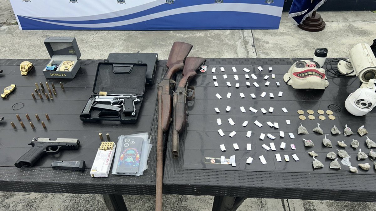 Tendenciasx_ecu's tweet photo. "Pascuales"
Porque cientos de uniformados intervinieron en el sector de Pascuales, en el norte de Guayaquil, en el operativo denominado 'Apolo 3'. Hay detenidos, armas de fuego decomisadas, y demás indicios.
#Pascuales #Guayaquil #GYE #Policia #Apolo3 https://t.co/hyk9GLSwIw