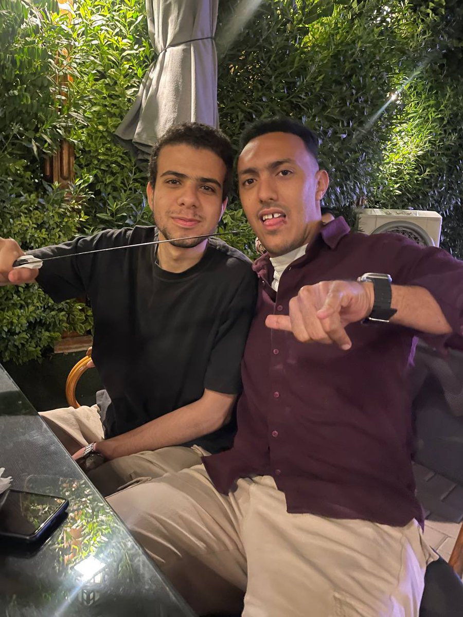 اللي مش هيقف جنبنا في الطوب والخرسانه
مش هيدخل الشقه وهي خلصانه⚔️

<a href="/Omarsameh72/">Omarr Elkilany</a>